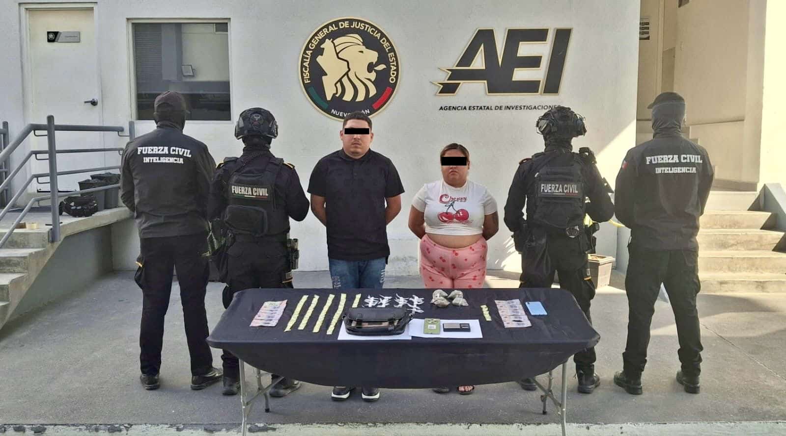 Dos presuntos vendedores de estupefacientes fueron detenidos por oficiales de Fuerza Civil, al incautarles más de 80 dosis de droga, en Guadalupe.