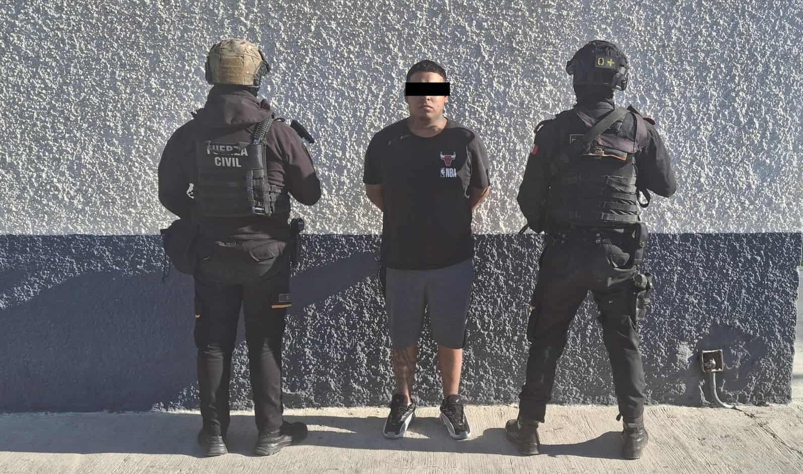 Un presunto delincuente considerado como generador de violencia, fue apresado por elementos de Fuerza Civil a quien le hallaron un arma y droga, en Salinas Victoria.
