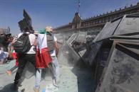 Manifestantes logran derribar vallas soldadas de Palacio Nacional