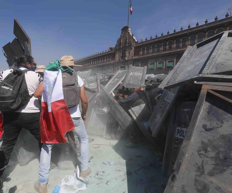 Manifestantes logran derribar vallas soldadas de Palacio Nacional