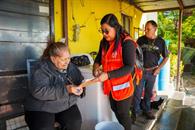 Entrega gobierno apoyos a damnificados por incendio