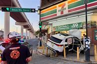 Conductor se estrella contra tienda de conveniencia