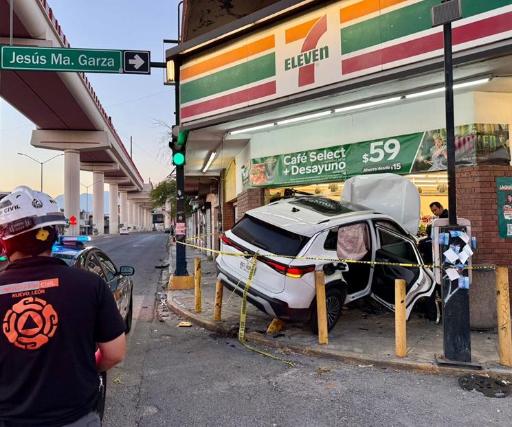 Conductor se estrella contra tienda de conveniencia