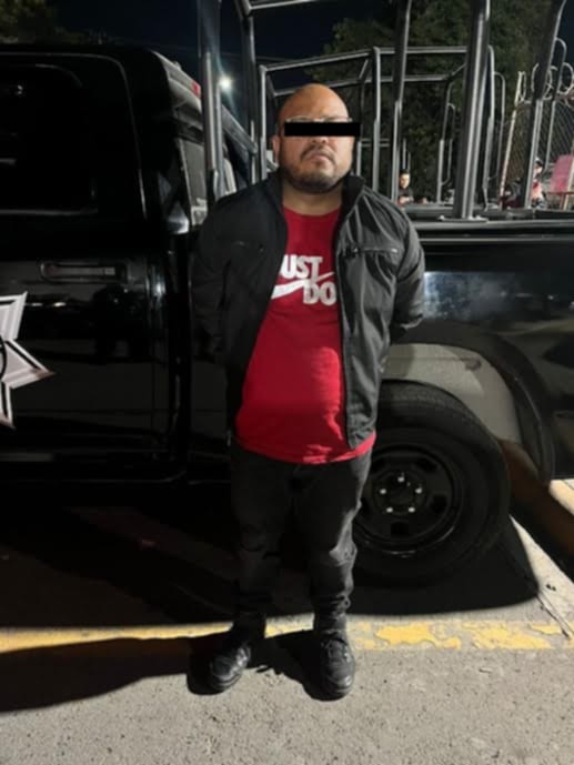 Intenta salir de tienda sin pagar, es detenido