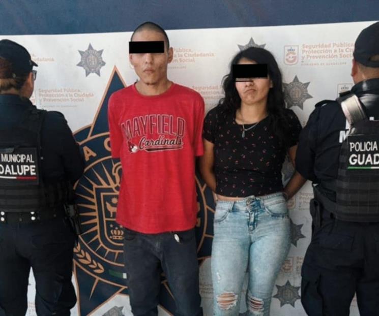 Cae pareja con 35 dosis de droga