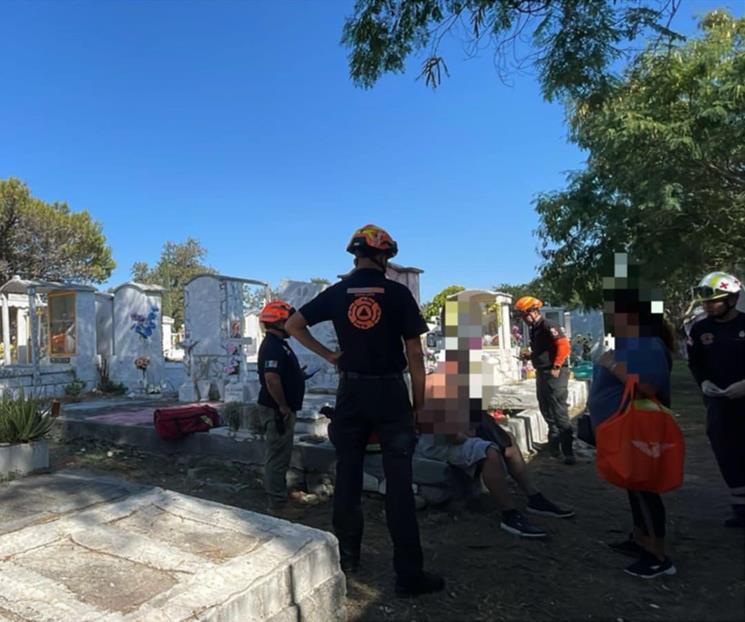 Cae hombre a tumba tras colapsar lápida en panteón de Guadalupe