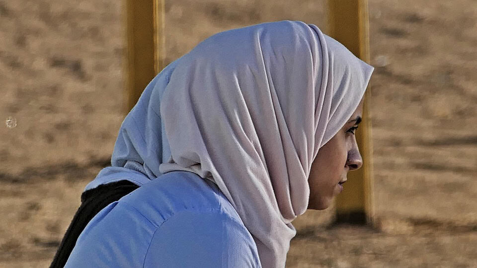 Irán presiona, detendrán a quienes no usen velo