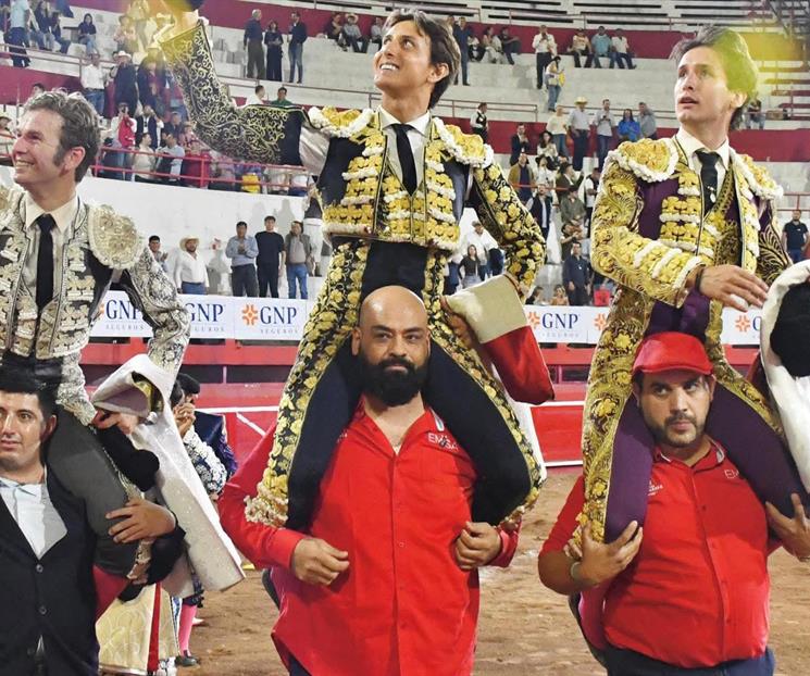 Todos a hombros en la Plaza de Toros Monumental Monterrey 