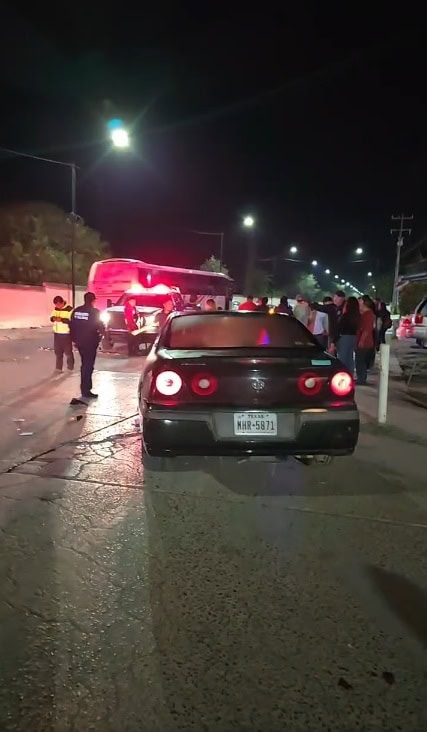 Una motociclista terminó con lesiones de consideración, al terminar debajo de un automóvil tras impactarse en un cruce vial del centro de Montemorelos.