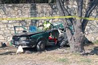 Choca auto contra árbol; hay 1 muerto