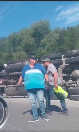 Los puestos de socorro, se trasladaron al municipio de Montemorelos, al reportarse la volcadura de un tráiler sobre la carretera nacional.