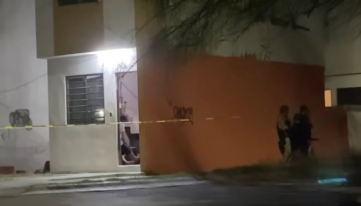 Hombres armados ingresaron a una vivienda del municipio de Juárez, donde ejecutaron de varios balazos a un joven que estaba viendo la televisión en la sala.