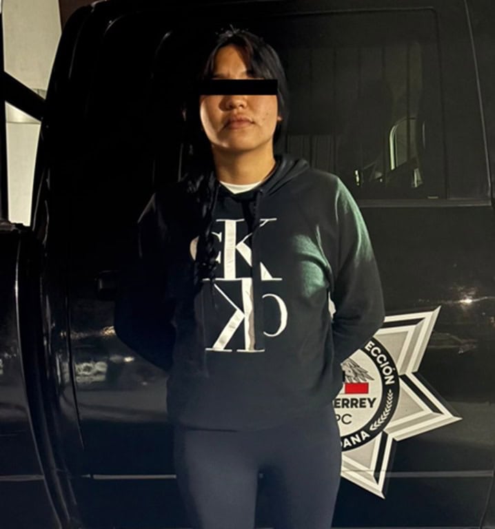 En dos casos diferentes, tres personas fueron detenidas por oficiales de la Policía de Monterrey, por presuntamente tener en su poder 35 envoltorios con hierba verde similar a la mariguana, en el centro de la ciudad.