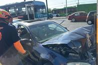 Estrella auto contra poste y escapa