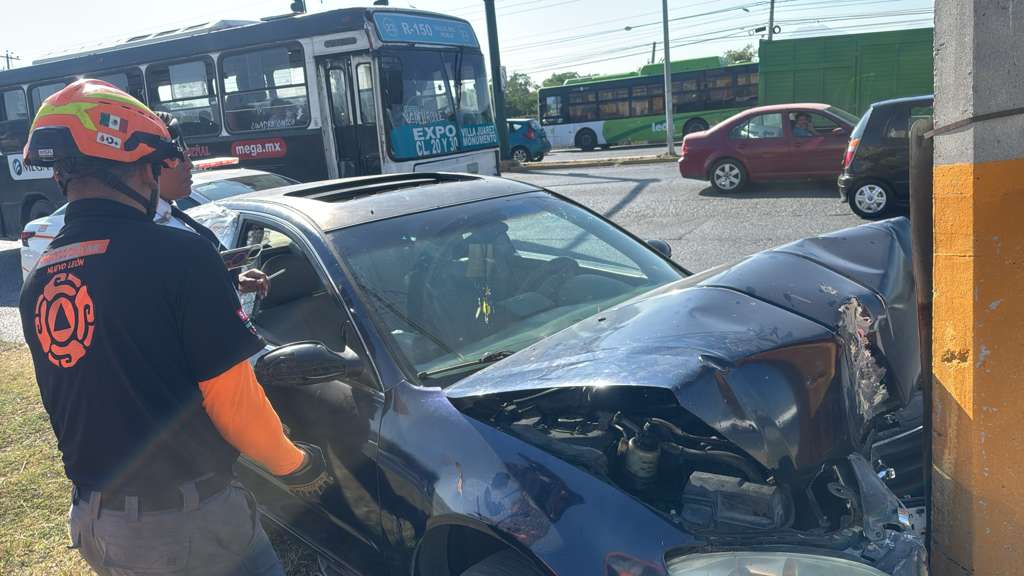 Estrella auto contra poste y escapa