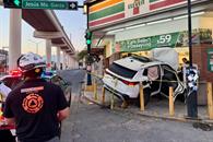 Impacta camioneta contra tienda