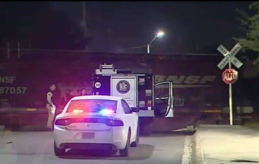 Una intensa movilización policiaca se registró en el municipio de San Nicolás, donde se localizó el cuerpo de un hombre sin vida, bajo uno de los vagones del ferrocarril.