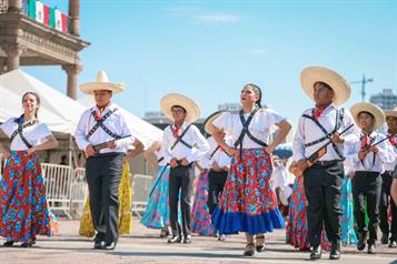 Disfrutan regios del desfile revolucionario