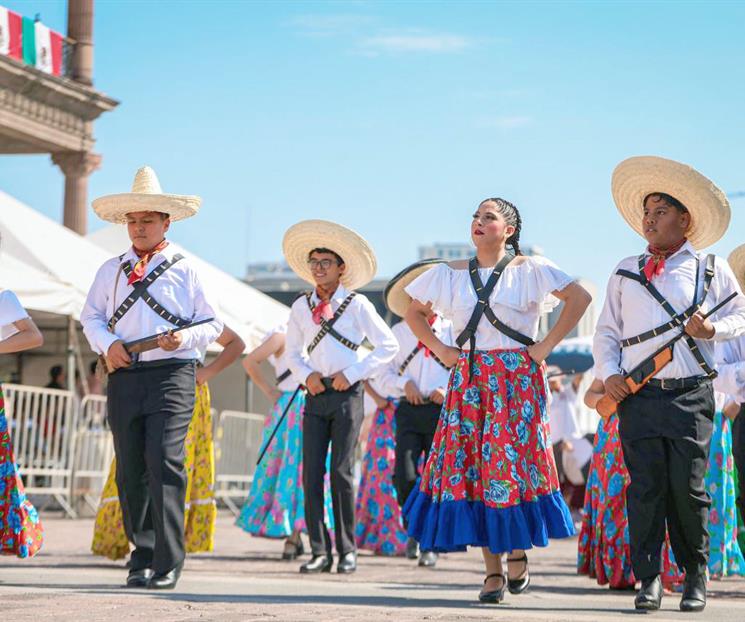 Disfrutan regios del desfile revolucionario