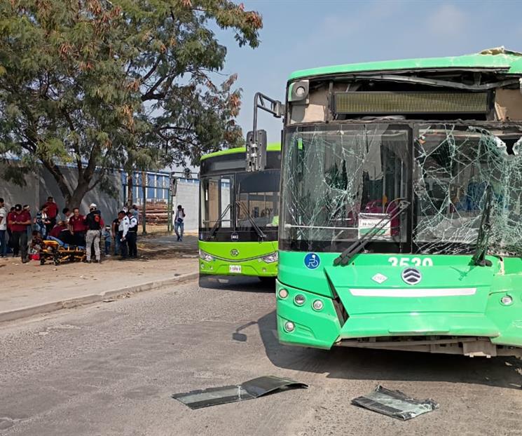 Deja choque entre camiones urbanos y tráiler 29 heridos en Escobedo