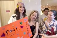 Reciben a Fátima Bosch con música y matracas en Bangkok