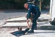 Rescatan a perro que cae a alcantarilla