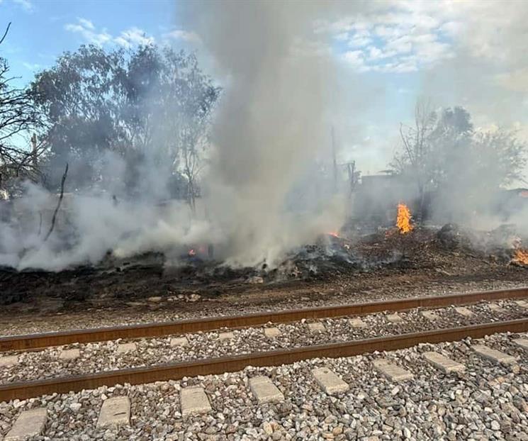Arde tarimera en Escobedo Arde tarimera en Escobedo