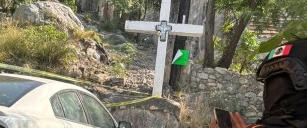 El cadáver de un hombre amarrado con un cable para cargar teléfonos, fue encontrado ayer al sur de Monterrey.