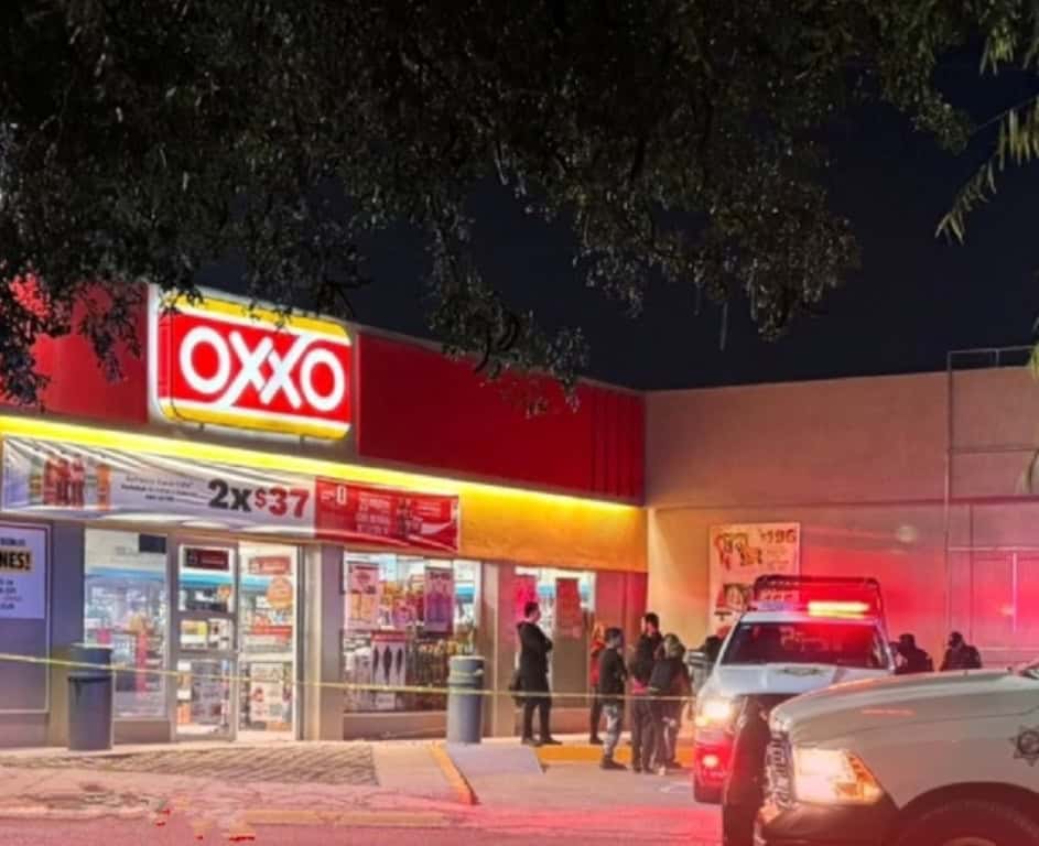 Hombres armados con fusiles de alto poder, asaltaron las instalaciones de una tienda de conveniencia, donde se llevaron una caja fuerte, con más de 400 mil pesos en el municipio de Apodaca.