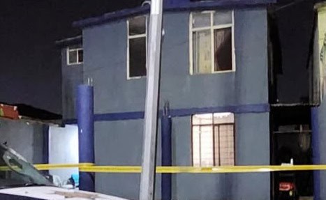 El domicilio la ex pareja de la joven que murió acuchillada junto con sus papás en Guadalupe, fue cateado por la Fiscalía General de Justicia de Nuevo León como parte de las indagatorias por el triple homicidio.