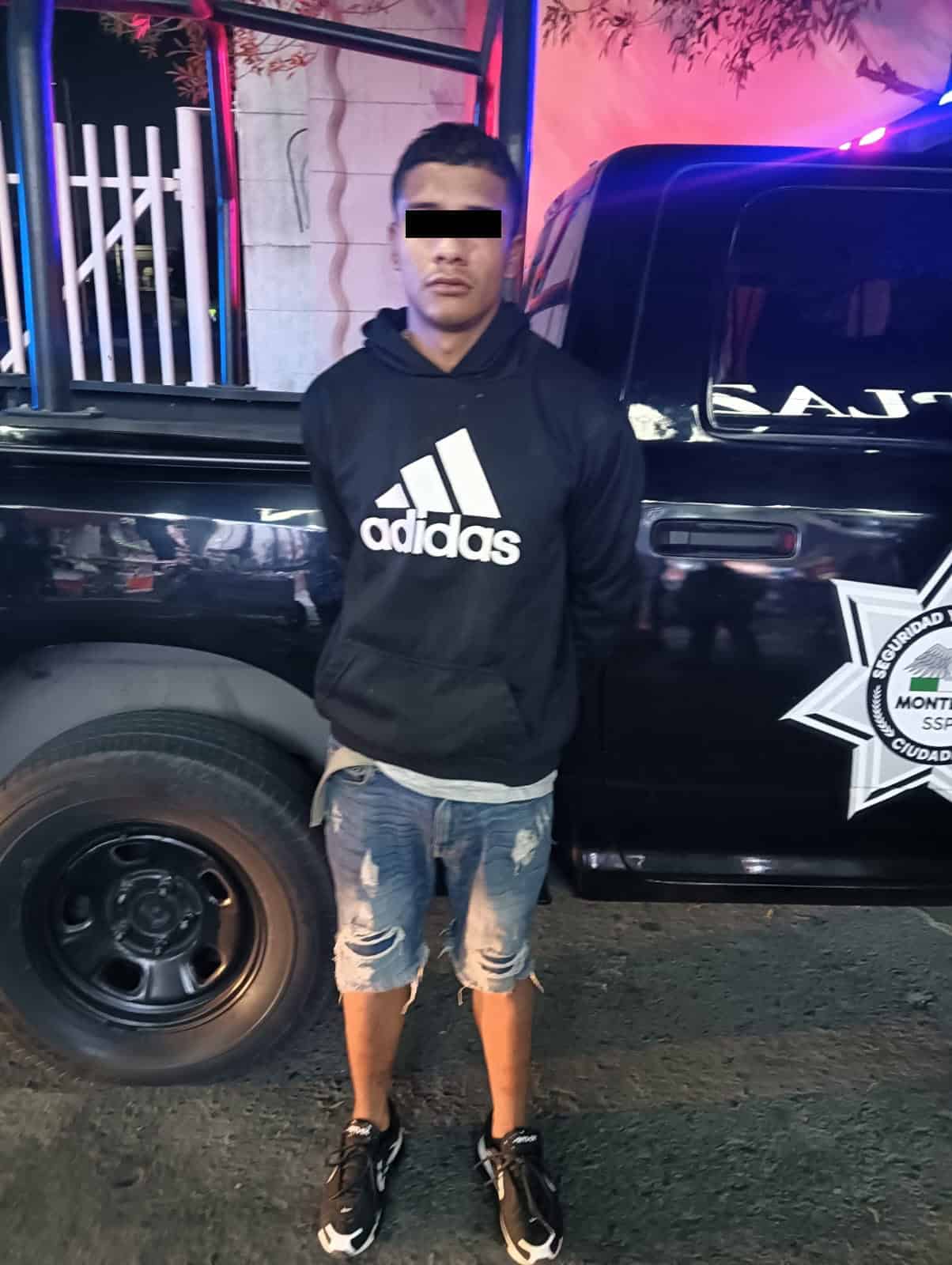 Dos hombres fueron detenidos por oficiales de la Policía de Monterrey, al viajar en una motocicleta con reporte de robo, en el centro de la ciudad.