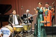 Hace vibrar Maru Ayala y su Danzonera al público