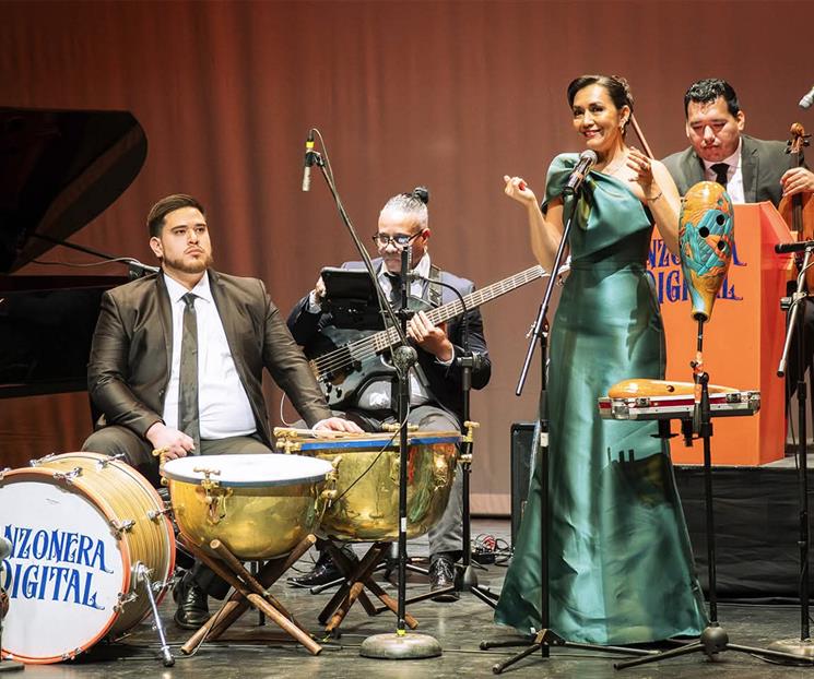 Hace vibrar Maru Ayala y su Danzonera al público