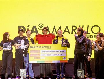 Transciende Día Amarillo y logra beca completa con música en vivo