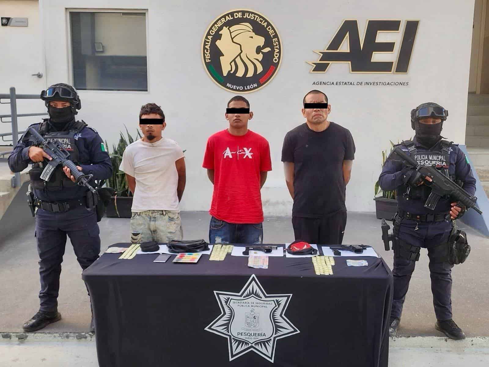 Gracias a las acciones de vigilancia estratégica del Operativo Centinela en la colonia Valle de Santa María, oficiales de la Secretaría de Seguridad Pública de Pesquería, en coordinación con unidades de Fuerza Civil, aseguraron a tres hombres que alteraban el orden en la vía pública y que posteriormente fueron sorprendidos en posesión de droga, armas y dinero en efectivo.