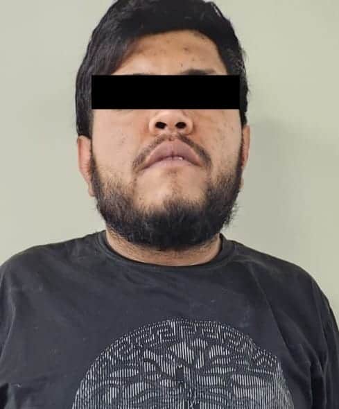 Una persona detenida, tres armas aseguradas y diversas dosis de drogas decomisadas, fue el saldo que dejó un cateo contra el narcomenudeo, realizado en una vivienda de la colonia 10 de Marzo en Monterrey.