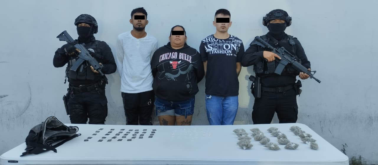 Dos hombres y una mujer fueron detenidos por oficiales de la Policía de Monterey, luego que presuntamente les encontraran al interior de una mochila tipo mariconera 75 envoltorios con hierba verde similar a la mariguana, así como sustancias parecidas a la droga tipo cristal y cocaína.