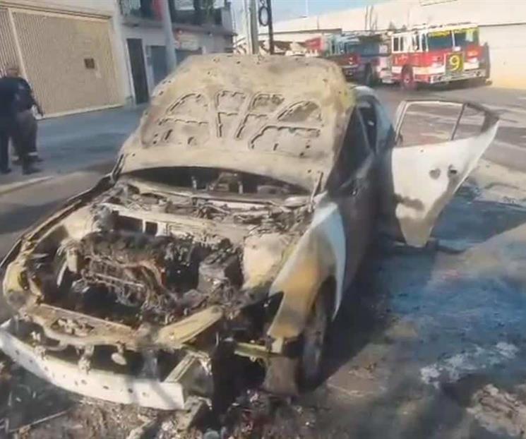 Arde vehículo en San Pedro