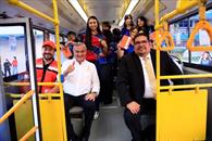 Entrega Héctor García libretas y balones en Prepa 8 de la UANL