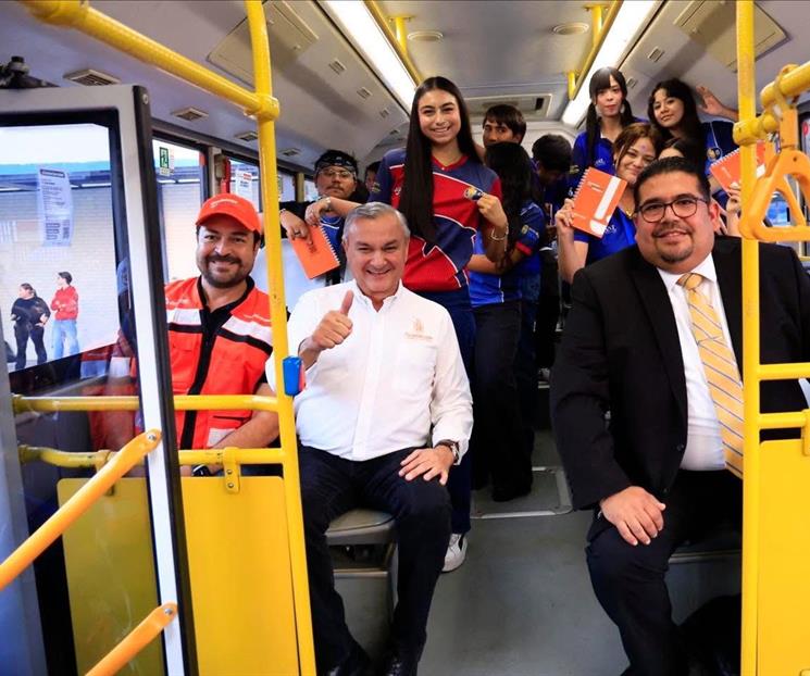 Entrega Héctor García libretas y balones en Prepa 8 de la UANL