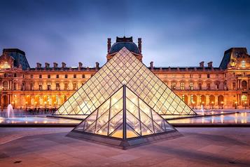 Refuerza El Louvre su seguridad tras robo millonario