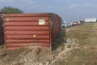 Se vuelca contenedor de tráiler