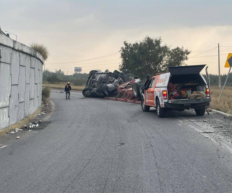 Deja volcadura de tráiler un lesionado