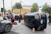 Choca y se vuelca en la Indepe