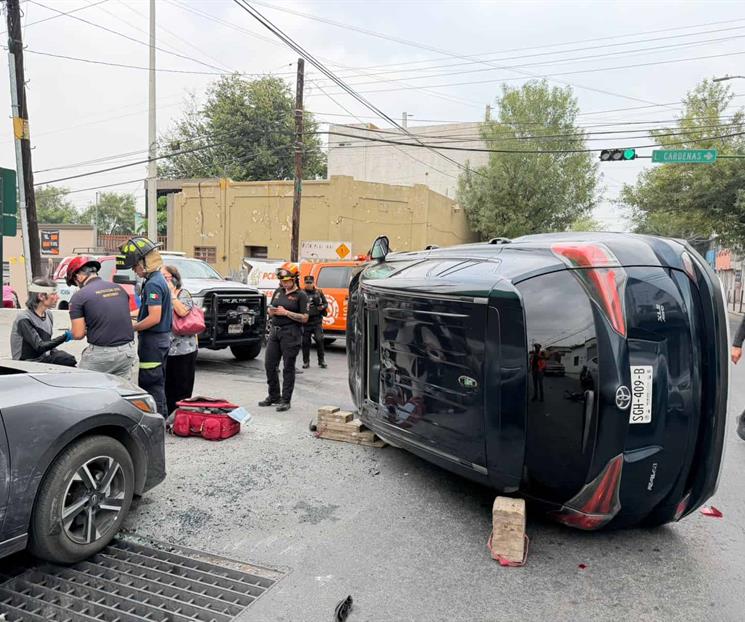 Choca y se vuelca en la Indepe