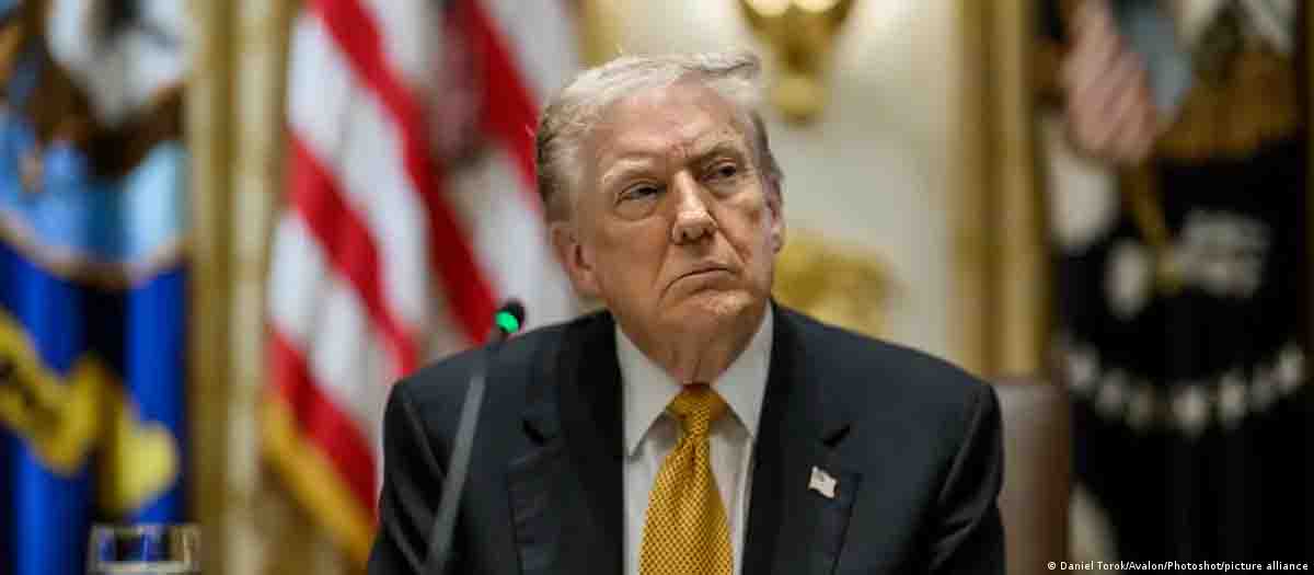 Firma Trump ley para divulgar archivos del caso Epstein