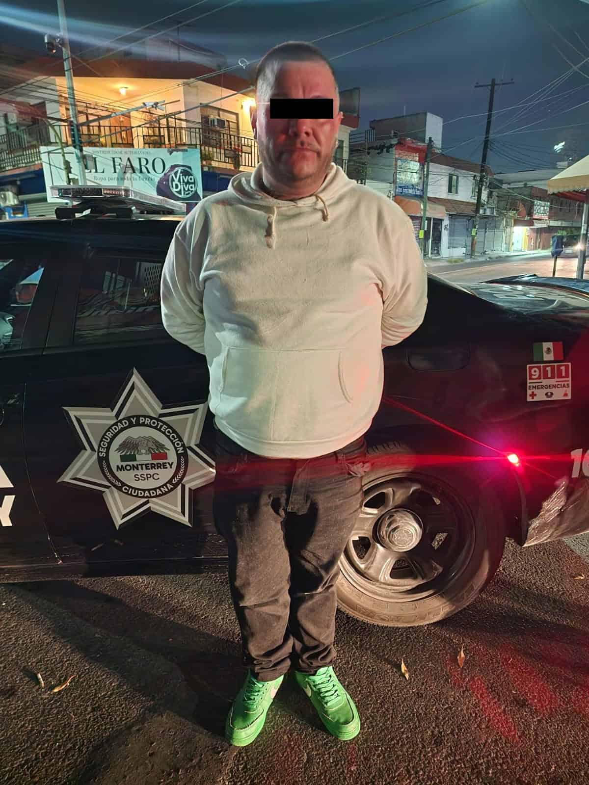 Dos hombres que realizaban maniobras giratorias en una camioneta sobre la vía pública, fueron detenidos por oficiales de la Policía de Monterrey, luego que les encontrara droga y un arma de fuego con nueve cartuchos hábiles, en el centro de la ciudad.