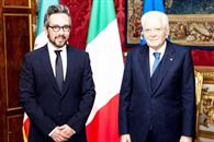 Entrega Genaro Lozano cartas credenciales