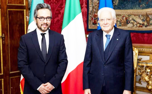 Entrega Genaro Lozano cartas credenciales