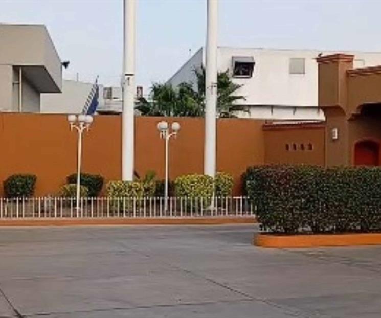 Amenazan con pistola a encargada de motel